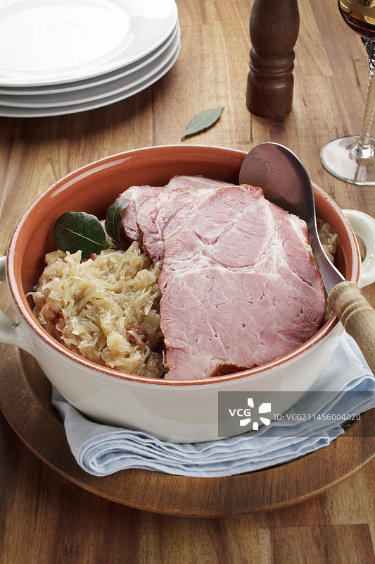 德国酸菜烟熏猪颈肉图片素材