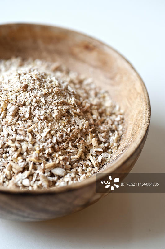 木碗里的全麦粉和研磨谷物图片素材