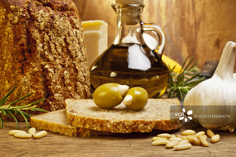 新鲜面包配橄榄、大蒜、松子和橄榄油图片素材
