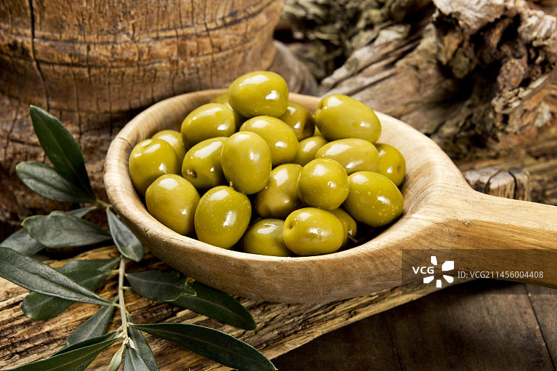 木勺与绿橄榄图片素材
