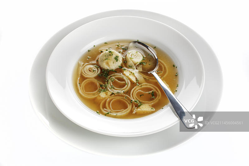 婚礼汤，牛肉清汤配饺子、薄饼和鸡蛋图片素材