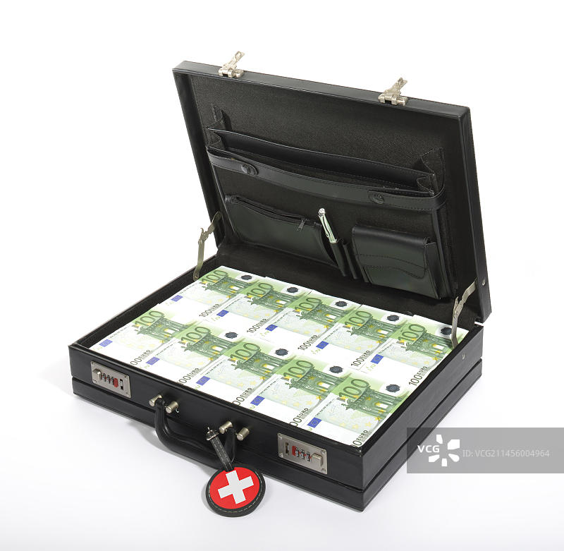 避税至瑞士的象征图片：装在公文包里的100欧元纸币，钱箱，带有瑞士国旗的行李牌图片素材