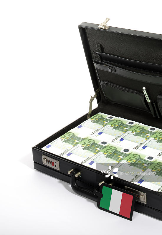 欧洲国家风险示意图：装有100欧元纸币的公文包，意大利国旗行李牌图片素材