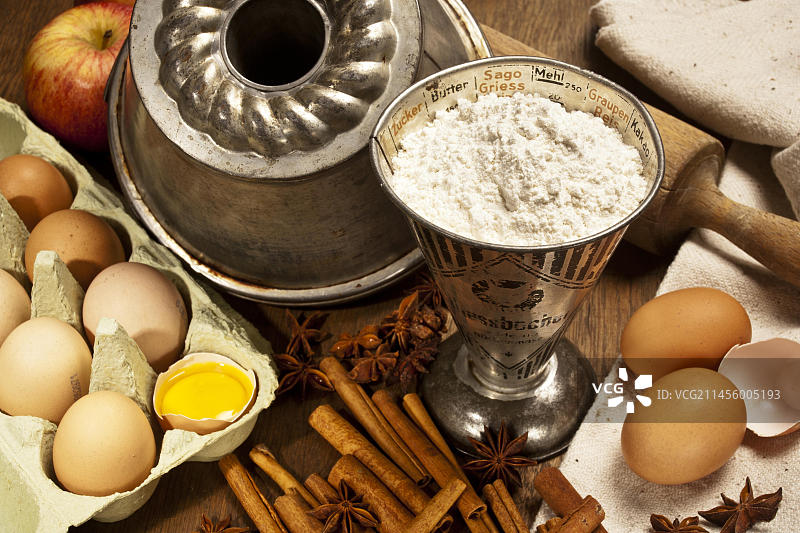 量杯与面粉、鸡蛋及烘焙用具图片素材