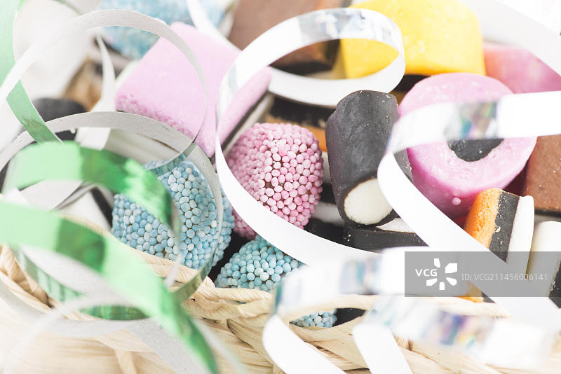 装满甘草糖并用银色彩带装饰的小篮子图片素材