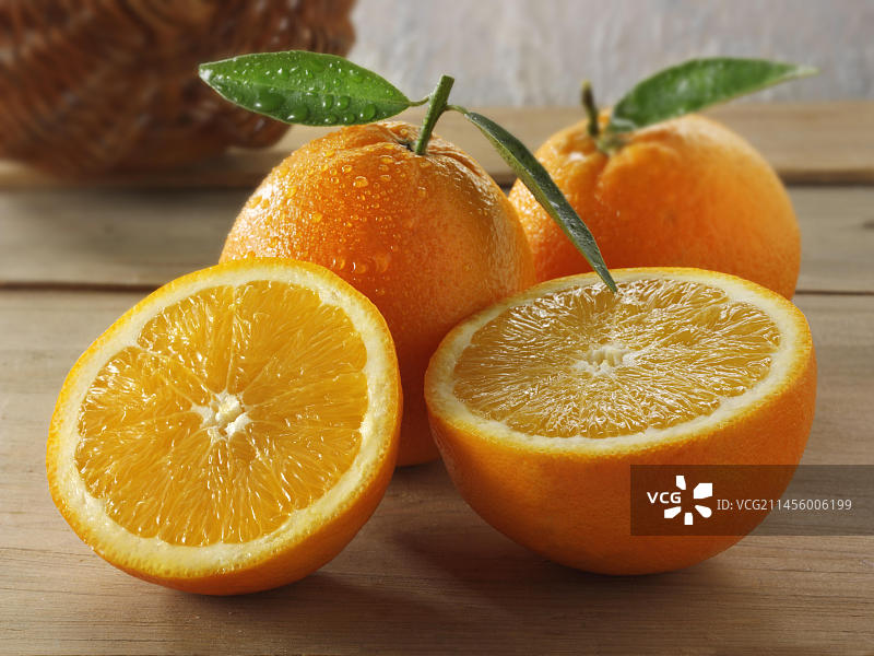 完整和切开的新鲜橙子图片素材