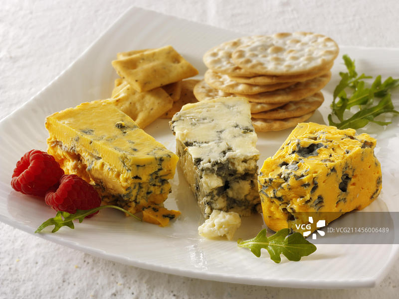 奶酪与饼干（含斯蒂尔顿奶酪、白斯蒂尔顿奶酪和布莱克斯蒂克斯奶酪）图片素材