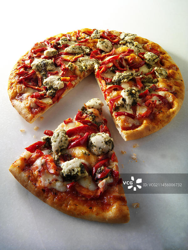 香蒜酱、鸡肉和红辣椒披萨图片素材