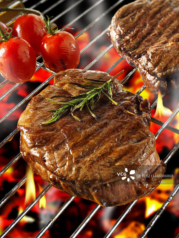 在烧烤架上烹饪的烤牛排图片素材
