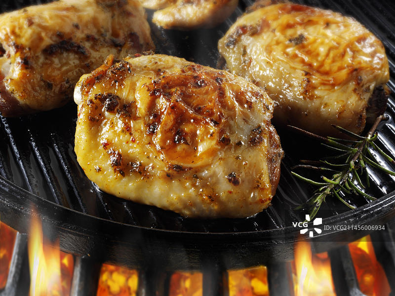 烧烤中的鸡腿肉图片素材