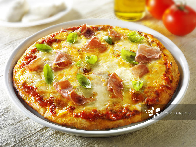 三种奶酪、帕尔马火腿和罗勒披萨图片素材