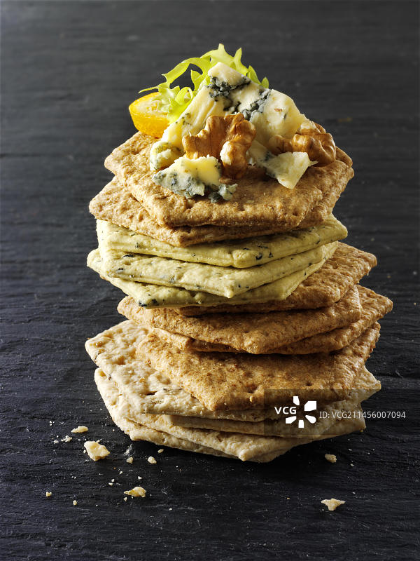 英国斯蒂尔顿蓝纹奶酪和饼干图片素材