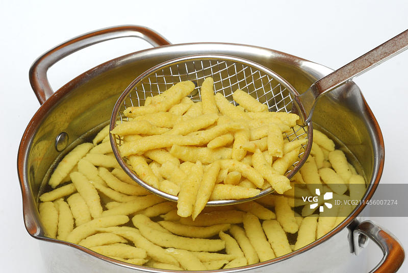 漏勺里的德式面疙瘩图片素材