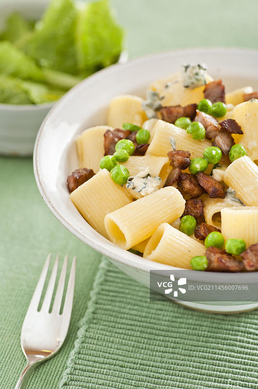 意面配豌豆、培根和蓝纹奶酪图片素材