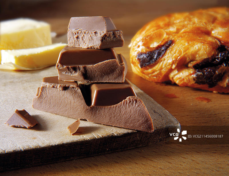 巧克力块和巧克力羊角面包图片素材