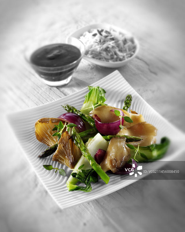 东方炒蔬菜、面条和蘑菇图片素材