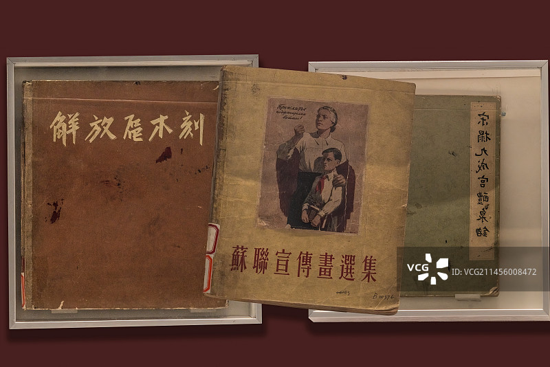 中国建国初期文艺类书籍三种图片素材