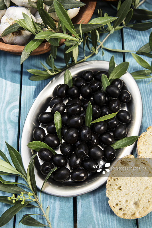 拼盘上的黑橄榄配大蒜和橄榄枝，德国，欧洲图片素材