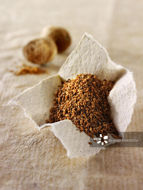 完整的肉豆蔻和肉豆蔻粉图片素材