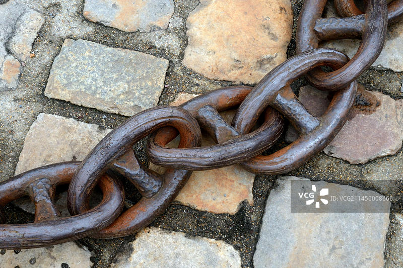 锚链，鹅卵石上的链条，翁弗勒尔，诺曼底，法国，欧洲图片素材