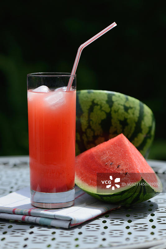 带吸管的玻璃杯西瓜汁图片素材