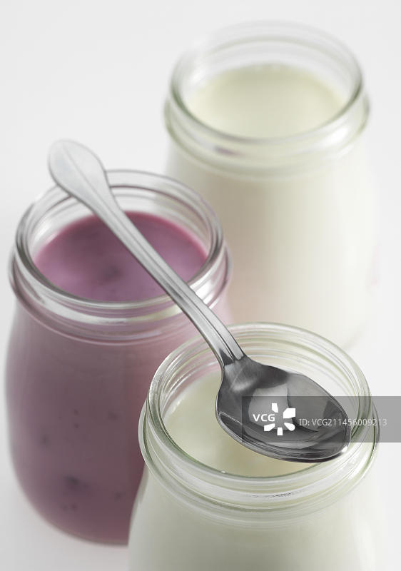 白色背景上的天然覆盆子酸奶杯图片素材