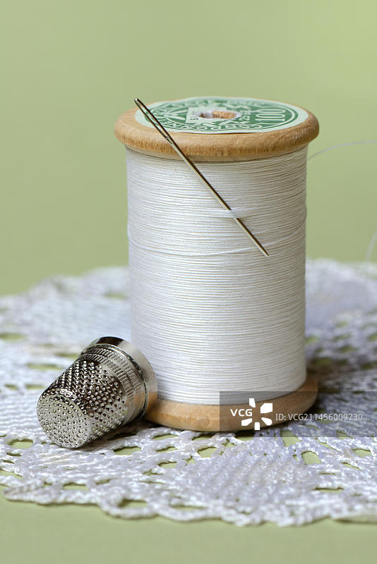 线卷与缝纫针和顶针图片素材