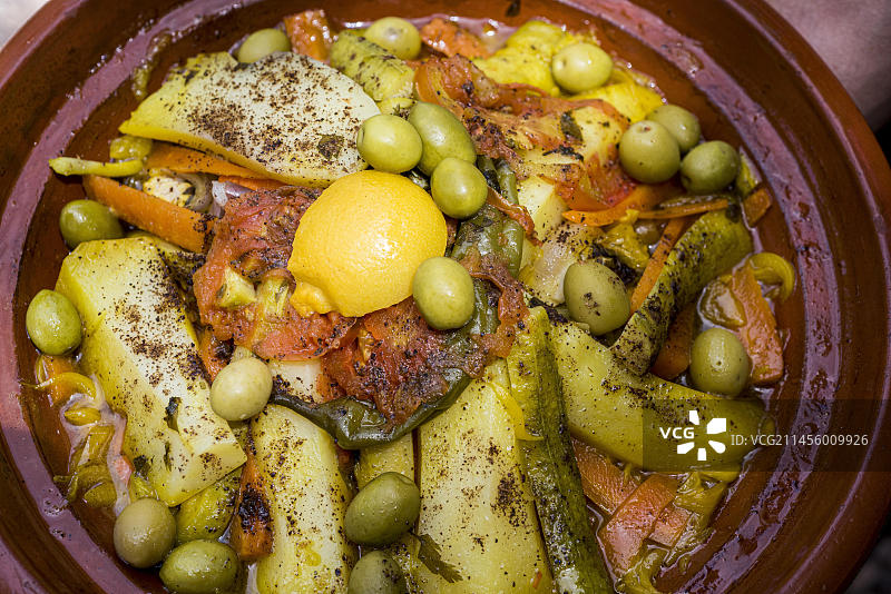 塔吉锅：典型的摩洛哥菜肴，瓦罐鸡肉配柠檬和橄榄、蔬菜和土豆图片素材