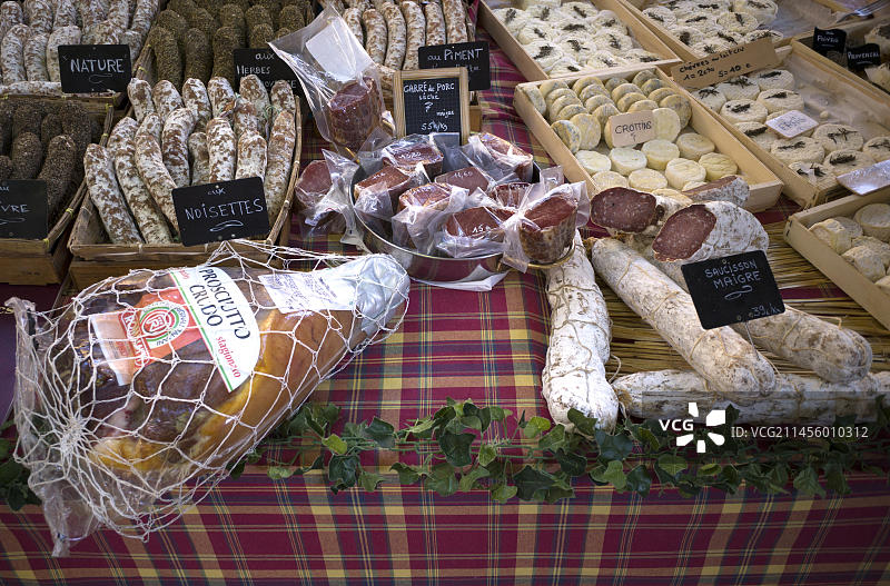 火腿、萨拉米香肠、熏肉、绵羊奶酪，集市摊位，艾克斯-普罗旺斯，法国图片素材