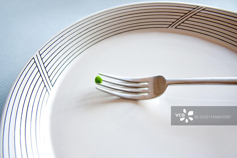 空盘子上的一颗豌豆图片素材