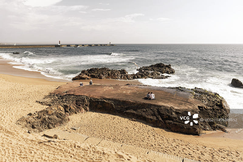 杜罗河口花岗岩岩石沙滩（葡萄牙波尔图）图片素材