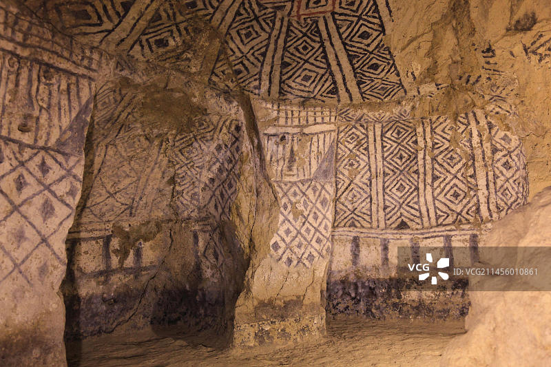 哥伦比亚共和国，哥伦比亚，蒂尔拉德特罗，库卡省，哥伦比亚中部科迪勒拉，蒂尔拉德特罗考古国家公园，蒂尔拉德特罗国家考古公园，考古遗址，塞戈维亚附近的坟墓，所谓的蒂尔拉德特化的遗迹，凿入岩石达5米深的轴墓，以几何和拟人图案装饰的墓室，哥伦比亚，南美洲图片素材