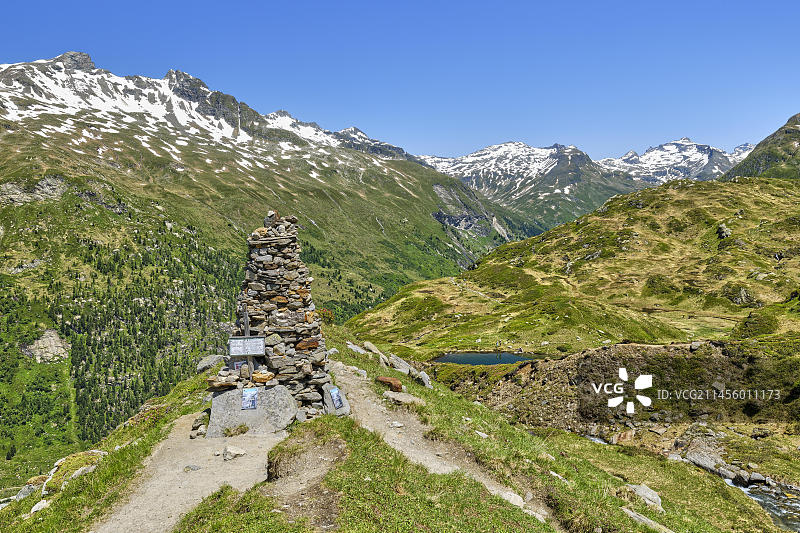 从萨尔茨博登湖看群山，位于东蒂罗尔马特雷的Hohe Tauern国家公园图片素材