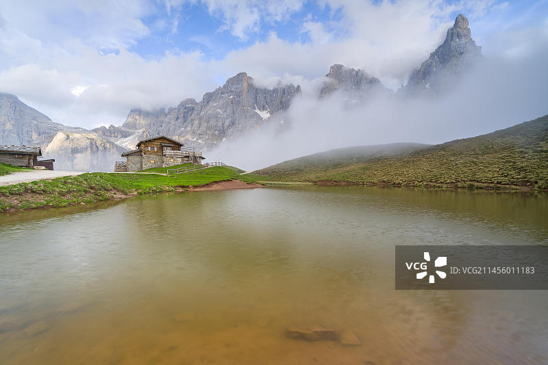 塞冈蒂尼小屋湖日落，奇蒙德拉帕拉山，帕拉山群，多洛米蒂山，帕内维焦-帕莱迪圣马蒂诺自然公园，罗尔山口，特伦蒂诺图片素材
