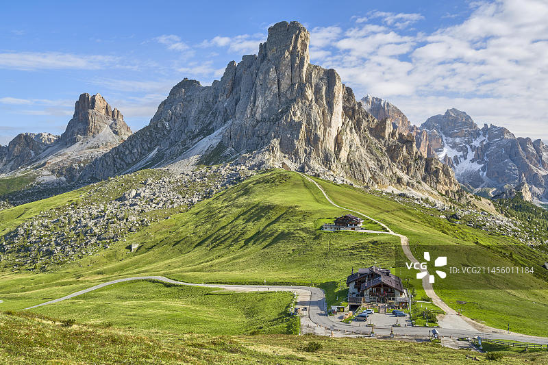意大利贝卢诺多洛米蒂山Giau山口的美丽景色图片素材