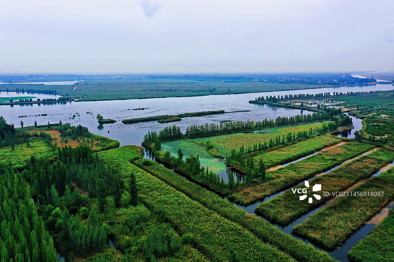 环淀逶迤千里堤 碧水彩云连天际 野鸭戏水鸟飞舞 无尽芙蓉艳香迷 汽艇游轮千帆过 醉了心神忘别离 仙境图片素材