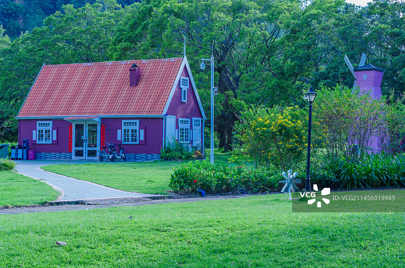 广州南沙蒲洲花园绿色草坪欧式小房屋图片素材