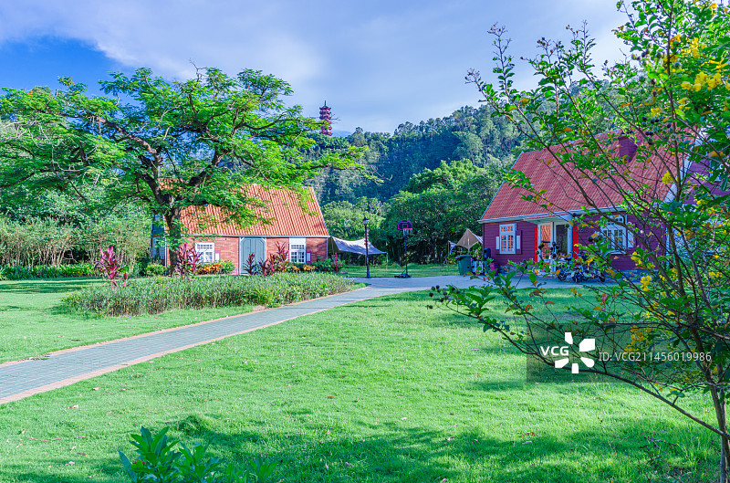 广州南沙蒲洲花园绿色草坪欧式小房屋图片素材