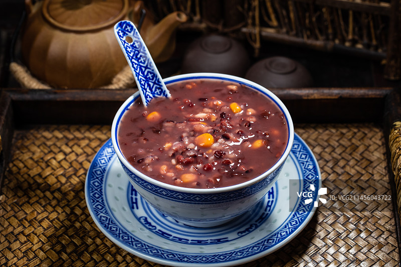 中式青花瓷碗里的黑米粥图片素材