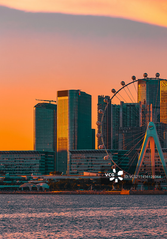 落日余晖下的深圳“湾区之光”摩天轮图片素材