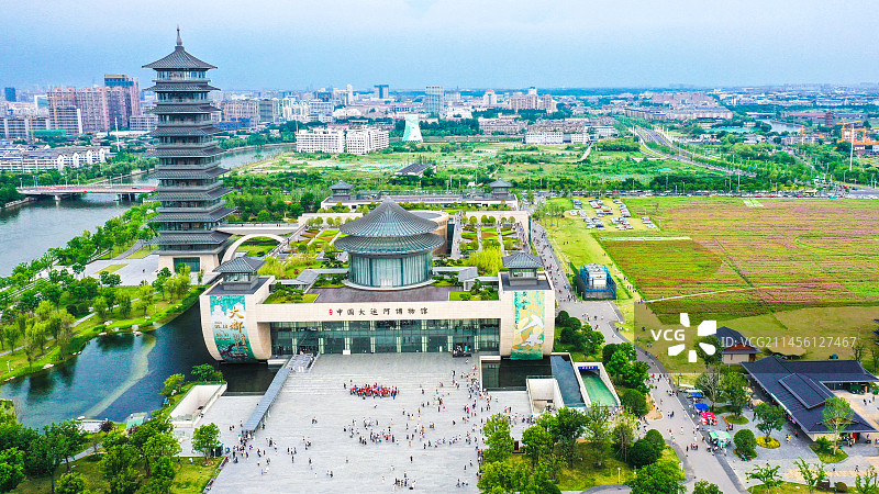 游客排队参观扬州中国大运河博物馆图片素材