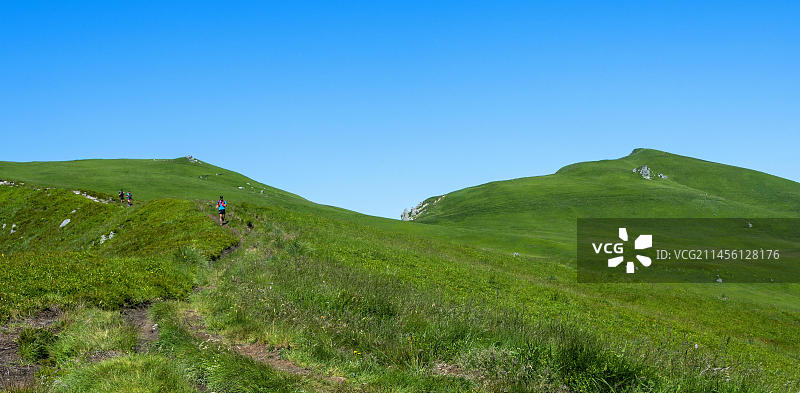 徒步者在奥弗涅火山自然公园的蒙多尔山中图片素材