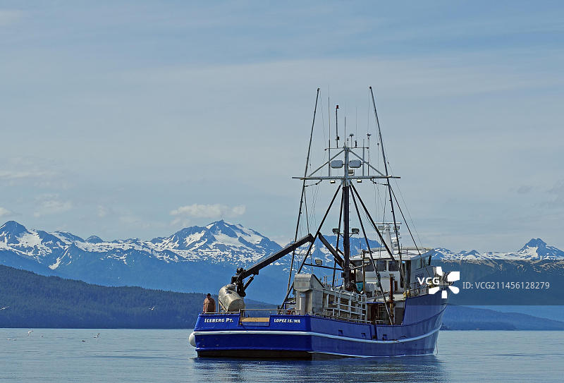 阿拉斯加朱诺雪山前的渔船图片素材