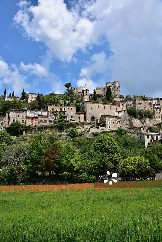法国奥弗涅-罗讷-阿尔卑斯大区德龙省的蒙布伦莱班村图片素材