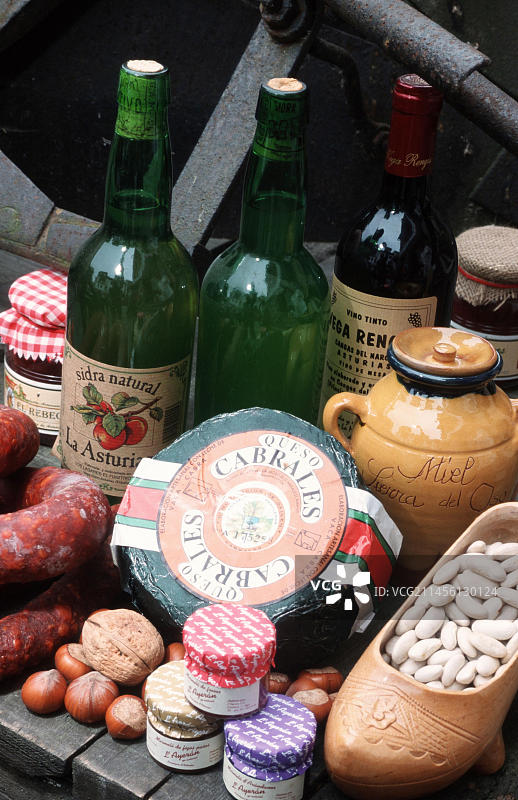 西班牙阿斯图里亚斯特色美食：奶酪、苹果酒和蜂蜜等图片素材