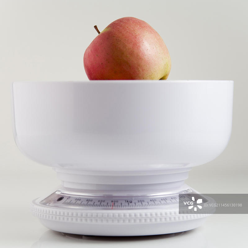 厨房秤上的苹果图片素材