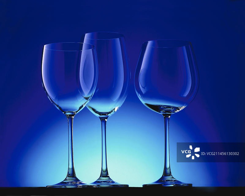 不同葡萄酒的树形玻璃杯图片素材