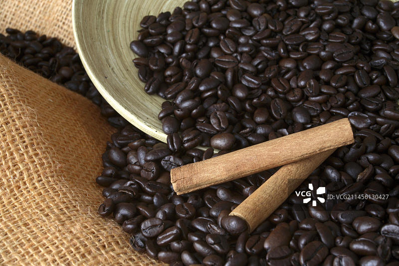 咖啡豆、肉桂棒和木碗图片素材