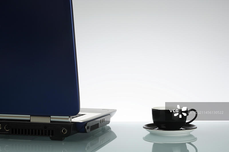 带浓缩咖啡杯的笔记本电脑图片素材