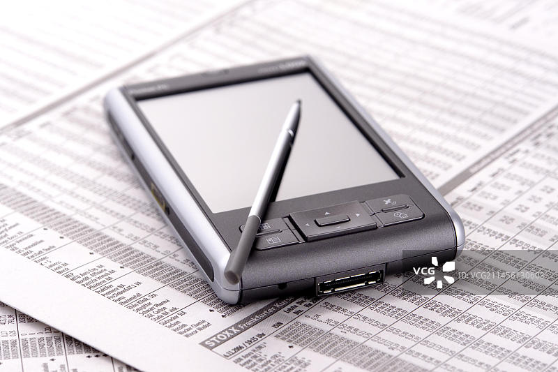 报纸商业版块财经专栏上的PDA图片素材